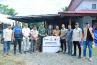 Wakil Bupati Aceh Jaya Muslem D saat melepas keberangkatan relawan gabungan di Posko PMI Aceh Jaya, Senin (14/12/2025).