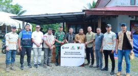 Wakil Bupati Aceh Jaya Muslem D saat melepas keberangkatan relawan gabungan di Posko PMI Aceh Jaya, Senin (14/12/2025).