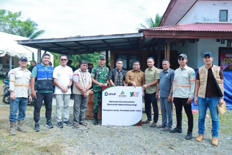 Wakil Bupati Aceh Jaya Muslem D saat melepas keberangkatan relawan gabungan di Posko PMI Aceh Jaya, Senin (14/12/2025).