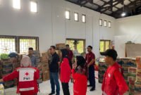 Bupati Aceh Jaya Safwandi bersama Wakil Bupati Muslem D saat meninjau kesiapan logistik di Posko Bantuan Banjir dan Longsor PMI Aceh Jaya, Jumat (5/12/2025).