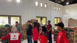Bupati Aceh Jaya Safwandi bersama Wakil Bupati Muslem D saat meninjau kesiapan logistik di Posko Bantuan Banjir dan Longsor PMI Aceh Jaya, Jumat (5/12/2025).