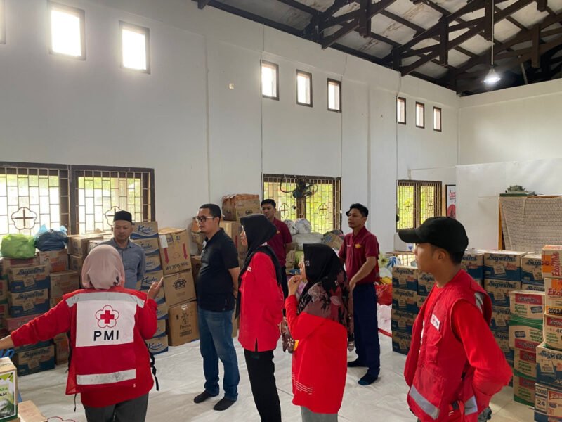 Bupati Aceh Jaya Safwandi bersama Wakil Bupati Muslem D saat meninjau kesiapan logistik di Posko Bantuan Banjir dan Longsor PMI Aceh Jaya, Jumat (5/12/2025).