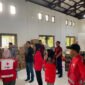 Bupati Aceh Jaya Safwandi bersama Wakil Bupati Muslem D saat meninjau kesiapan logistik di Posko Bantuan Banjir dan Longsor PMI Aceh Jaya, Jumat (5/12/2025).