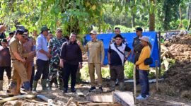 Bupati Aceh Jaya saat mengunjungi daerah tambang di Krueng Sabee