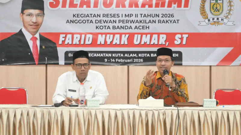 Farid Nyak Umar,ST., saat berbicara pada reses I masa persidangan II bersama warga