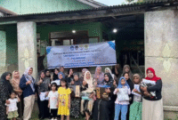 Tim Universitas Teuku Umar menyalurkan bantuan kain sarung dan mukena dari perguruan tinggi mitra kepada warga terdampak bencana hidrometeorologi di Aceh.