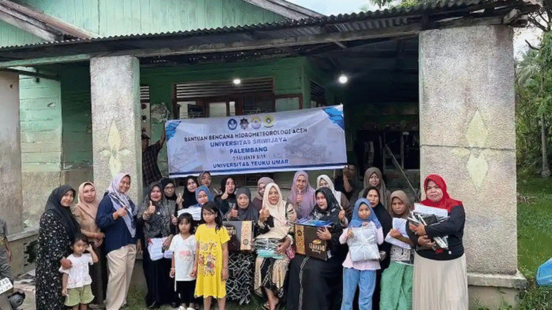 Tim Universitas Teuku Umar menyalurkan bantuan kain sarung dan mukena dari perguruan tinggi mitra kepada warga terdampak bencana hidrometeorologi di Aceh.