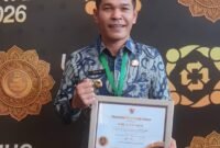 Wakil Bupati Aceh Jaya Muslem D menerima penghargaan Universal Health Coverage (UHC) Tahun 2026 dari Menteri Koordinator Bidang Pemberdayaan Masyarakat RI Muhaimin Iskandar pada acara Deklarasi dan Pencanangan UHC di Ballroom JIEXPO Kemayoran, Jakarta Pusat.