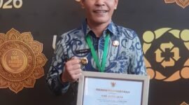 Wakil Bupati Aceh Jaya Muslem D menerima penghargaan Universal Health Coverage (UHC) Tahun 2026 dari Menteri Koordinator Bidang Pemberdayaan Masyarakat RI Muhaimin Iskandar pada acara Deklarasi dan Pencanangan UHC di Ballroom JIEXPO Kemayoran, Jakarta Pusat.