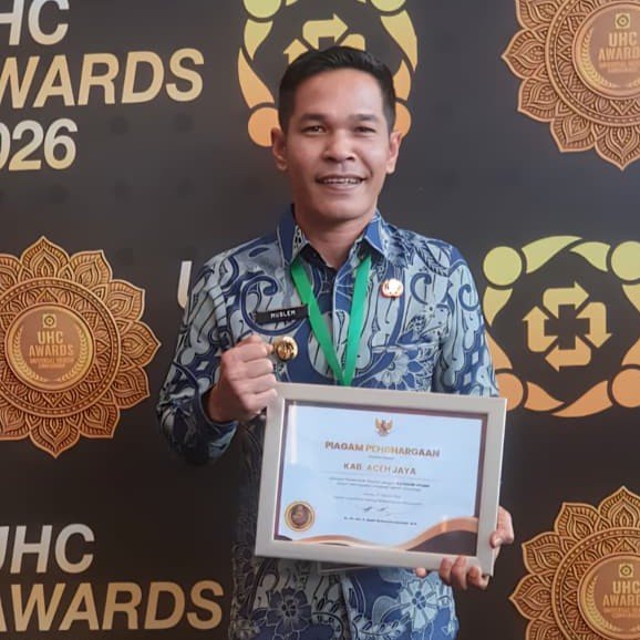 Wakil Bupati Aceh Jaya Muslem D menerima penghargaan Universal Health Coverage (UHC) Tahun 2026 dari Menteri Koordinator Bidang Pemberdayaan Masyarakat RI Muhaimin Iskandar pada acara Deklarasi dan Pencanangan UHC di Ballroom JIEXPO Kemayoran, Jakarta Pusat.