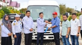 Wakil Bupati Aceh Jaya Muslem D menerima secara simbolis bantuan satu unit bus sekolah dari Kementerian Perhubungan RI yang merupakan aspirasi Anggota DPR RI H. Irmawan, di halaman Kantor Bupati Aceh Jaya, Rabu (4/2/2026).