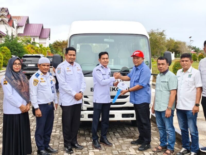 Wakil Bupati Aceh Jaya Muslem D menerima secara simbolis bantuan satu unit bus sekolah dari Kementerian Perhubungan RI yang merupakan aspirasi Anggota DPR RI H. Irmawan, di halaman Kantor Bupati Aceh Jaya, Rabu (4/2/2026).
