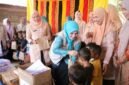 Ketua TP PKK Aceh Barat bersama jajaran menyerahkan bantuan perlengkapan sekolah kepada anak-anak terdampak banjir bandang di Desa Jambak, Kecamatan Pante Ceureumen.