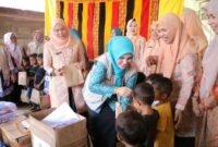 Ketua TP PKK Aceh Barat bersama jajaran menyerahkan bantuan perlengkapan sekolah kepada anak-anak terdampak banjir bandang di Desa Jambak, Kecamatan Pante Ceureumen.