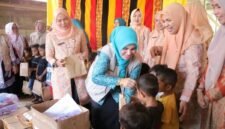Ketua TP PKK Aceh Barat bersama jajaran menyerahkan bantuan perlengkapan sekolah kepada anak-anak terdampak banjir bandang di Desa Jambak, Kecamatan Pante Ceureumen.