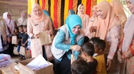 Ketua TP PKK Aceh Barat bersama jajaran menyerahkan bantuan perlengkapan sekolah kepada anak-anak terdampak banjir bandang di Desa Jambak, Kecamatan Pante Ceureumen.