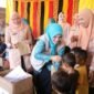 Ketua TP PKK Aceh Barat bersama jajaran menyerahkan bantuan perlengkapan sekolah kepada anak-anak terdampak banjir bandang di Desa Jambak, Kecamatan Pante Ceureumen.