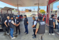 Personel Polres Aceh Barat melakukan pengecekan ketersediaan bahan bakar minyak di salah satu SPBU di Meulaboh guna memastikan distribusi BBM berjalan normal dan mencegah panic buying.