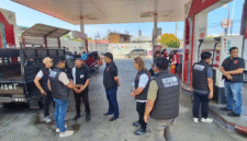 Personel Polres Aceh Barat melakukan pengecekan ketersediaan bahan bakar minyak di salah satu SPBU di Meulaboh guna memastikan distribusi BBM berjalan normal dan mencegah panic buying.