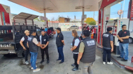 Personel Polres Aceh Barat melakukan pengecekan ketersediaan bahan bakar minyak di salah satu SPBU di Meulaboh guna memastikan distribusi BBM berjalan normal dan mencegah panic buying.