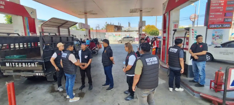 Personel Polres Aceh Barat melakukan pengecekan ketersediaan bahan bakar minyak di salah satu SPBU di Meulaboh guna memastikan distribusi BBM berjalan normal dan mencegah panic buying.
