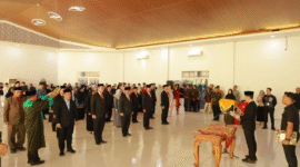 Bupati Aceh Barat Tarmizi mengambil sumpah jabatan sejumlah pejabat struktural dan fungsional di lingkungan Pemerintah Kabupaten Aceh Barat dalam prosesi pelantikan yang berlangsung di Aula Bappeda Aceh Barat, Jumat (30/1/2026).