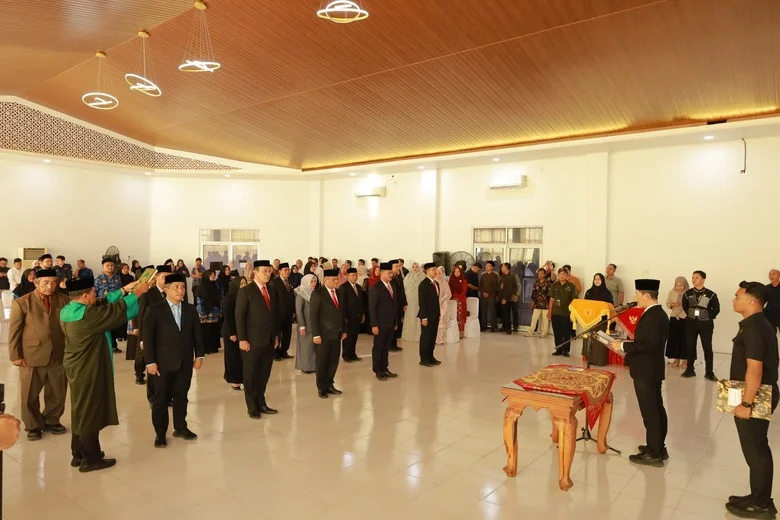 Bupati Aceh Barat Tarmizi mengambil sumpah jabatan sejumlah pejabat struktural dan fungsional di lingkungan Pemerintah Kabupaten Aceh Barat dalam prosesi pelantikan yang berlangsung di Aula Bappeda Aceh Barat, Jumat (30/1/2026).