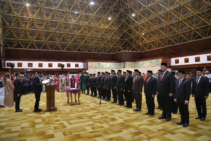 Gubernur Aceh Muzakir Manaf melantik dan mengambil sumpah jabatan sejumlah pejabat pimpinan tinggi pratama di lingkungan Pemerintah Aceh di Anjong Mon Mata, Meuligoe Gubernur Aceh, Jumat malam (27/2/2026).