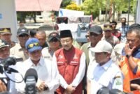 Wakil Gubernur Aceh Fadhlullah bersama Menteri Dalam Negeri Tito Karnavian dan Menteri Sosial Saifullah Yusuf meninjau hunian sementara warga terdampak bencana hidrometeorologi di Kabupaten Pidie Jaya, Jumat (6/3/2026).