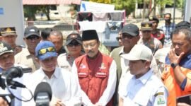 Wakil Gubernur Aceh Fadhlullah bersama Menteri Dalam Negeri Tito Karnavian dan Menteri Sosial Saifullah Yusuf meninjau hunian sementara warga terdampak bencana hidrometeorologi di Kabupaten Pidie Jaya, Jumat (6/3/2026).