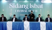 Menteri Agama (Menag) RI Nasaruddin Umar (tengah) dalam Konferensi Pers Sidang Isbat 1 Syawal 1447 Hijriah di Kantor Kemenag, Jakarta, Kamis (19/3/2026)
