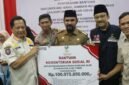 Wakil Gubernur Aceh, H. Fadhlullah, bersama Mendagri RI, Jenderal Polisi (Purn.) Prof. Drs. H. Muhammad Tito Karnavian, MA, Ph.D, Mensos RI, Drs. KH. Saifullah Yusuf, S.IP, dan Kapolda Aceh, Irjen Pol Drs. Marzuki Ali Basyah, MM, menyerahkan bantuan penanganan korban bencana alam Aceh Timur, di Aula Pendopo Bupati Aceh Timur, Senin, (16/3/2026).