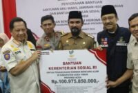 Wakil Gubernur Aceh, H. Fadhlullah, bersama Mendagri RI, Jenderal Polisi (Purn.) Prof. Drs. H. Muhammad Tito Karnavian, MA, Ph.D, Mensos RI, Drs. KH. Saifullah Yusuf, S.IP, dan Kapolda Aceh, Irjen Pol Drs. Marzuki Ali Basyah, MM, menyerahkan bantuan penanganan korban bencana alam Aceh Timur, di Aula Pendopo Bupati Aceh Timur, Senin, (16/3/2026).
