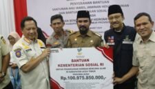 Wakil Gubernur Aceh, H. Fadhlullah, bersama Mendagri RI, Jenderal Polisi (Purn.) Prof. Drs. H. Muhammad Tito Karnavian, MA, Ph.D, Mensos RI, Drs. KH. Saifullah Yusuf, S.IP, dan Kapolda Aceh, Irjen Pol Drs. Marzuki Ali Basyah, MM, menyerahkan bantuan penanganan korban bencana alam Aceh Timur, di Aula Pendopo Bupati Aceh Timur, Senin, (16/3/2026).