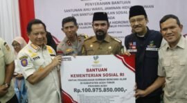 Wakil Gubernur Aceh, H. Fadhlullah, bersama Mendagri RI, Jenderal Polisi (Purn.) Prof. Drs. H. Muhammad Tito Karnavian, MA, Ph.D, Mensos RI, Drs. KH. Saifullah Yusuf, S.IP, dan Kapolda Aceh, Irjen Pol Drs. Marzuki Ali Basyah, MM, menyerahkan bantuan penanganan korban bencana alam Aceh Timur, di Aula Pendopo Bupati Aceh Timur, Senin, (16/3/2026).
