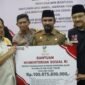 Wakil Gubernur Aceh, H. Fadhlullah, bersama Mendagri RI, Jenderal Polisi (Purn.) Prof. Drs. H. Muhammad Tito Karnavian, MA, Ph.D, Mensos RI, Drs. KH. Saifullah Yusuf, S.IP, dan Kapolda Aceh, Irjen Pol Drs. Marzuki Ali Basyah, MM, menyerahkan bantuan penanganan korban bencana alam Aceh Timur, di Aula Pendopo Bupati Aceh Timur, Senin, (16/3/2026).