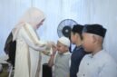 Ketua TP-PKK Aceh, Ny. Marlina Muzakir saat menyantuni anak yatim pada acara buka puasa bersama yang diselenggakan DPW Gekrafs Aceh, di Banda Aceh, Sabtu, (14/3/2026).