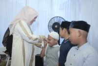 Ketua TP-PKK Aceh, Ny. Marlina Muzakir saat menyantuni anak yatim pada acara buka puasa bersama yang diselenggakan DPW Gekrafs Aceh, di Banda Aceh, Sabtu, (14/3/2026).