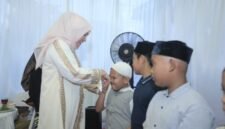 Ketua TP-PKK Aceh, Ny. Marlina Muzakir saat menyantuni anak yatim pada acara buka puasa bersama yang diselenggakan DPW Gekrafs Aceh, di Banda Aceh, Sabtu, (14/3/2026).