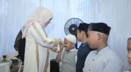 Ketua TP-PKK Aceh, Ny. Marlina Muzakir saat menyantuni anak yatim pada acara buka puasa bersama yang diselenggakan DPW Gekrafs Aceh, di Banda Aceh, Sabtu, (14/3/2026).