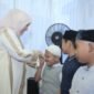 Ketua TP-PKK Aceh, Ny. Marlina Muzakir saat menyantuni anak yatim pada acara buka puasa bersama yang diselenggakan DPW Gekrafs Aceh, di Banda Aceh, Sabtu, (14/3/2026).